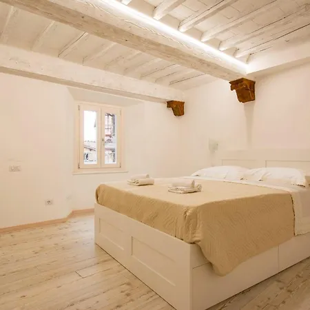 Guesthost - Casa Di Alice - Elegance In The Centre Apartamento Siena