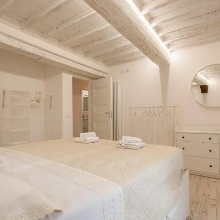 Guesthost - Casa Di Alice - Elegance In The Centre Apartamento *