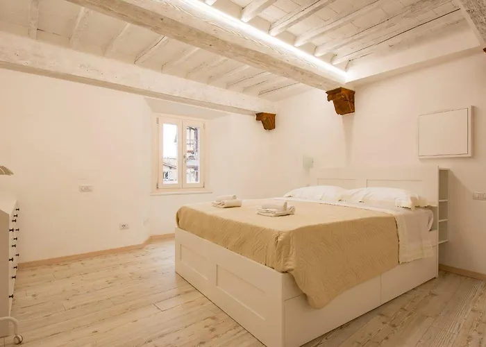 Guesthost - Casa Di Alice - Elegance In The Centre Apartamento Siena